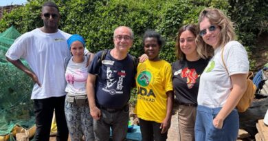 Foto di gruppo Nairobi con padre Carmelo Giuffrida